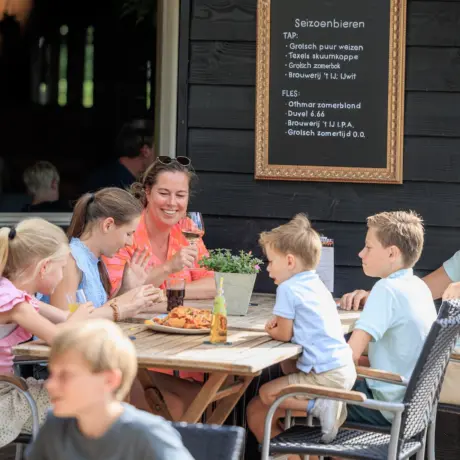 Gezin terras familierestaurant Troubadour